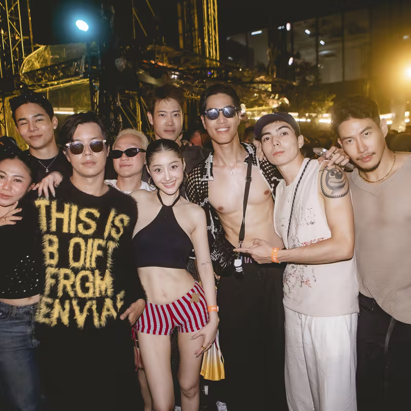 A crew celebrating at Kolour Cloud 11