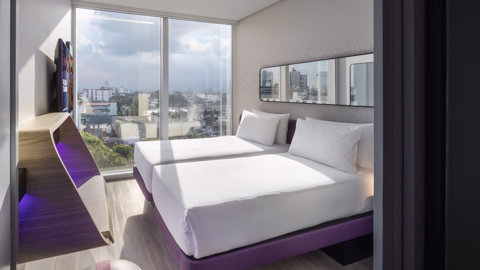 YOTEL Cloud 11 twin room with city view